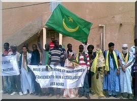 Des jeunes manifestent devant le centre d’état civil de Sebkha - [Reportage Photos]