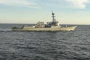 Deux navires de guerre russe et américain frôlent l'incident en mer du ...