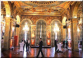 Paris accueille le Sommet mondial de l’information. 