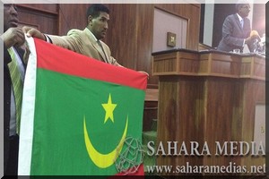 Le ministre de la défense présente aux députés le nouveau drapeau