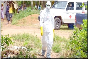 Ebola : plus de 2 400 morts en Afrique de l'Ouest, selon l'OMS