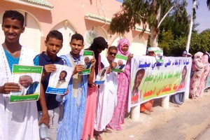 Les parents de Ould Ejyed manifestent devant la présidence pour demander sa libération (photos)