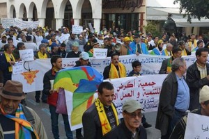 Maroc : passeport, carte d’identité et billets de banque en amazigh
