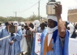 Des pêcheurs brandissent des marmites en protestation de la suspension des activités leur permettant de subsister