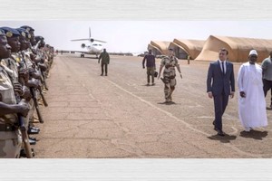 Emmanuel Macron va-t-il achever la Françafrique ?