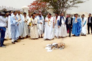 Mauritanie : des professeurs de l’enseignement supérieur brûlent leurs diplômes devant le parlement