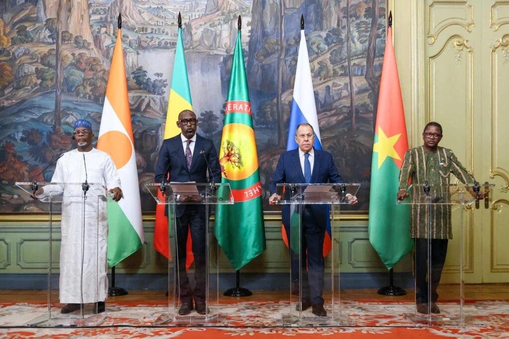 Russie-AES : Lavrov annonce un soutien militaire renforcé