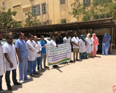 Manifestation devant le Ministère de la Santé réclamant le recrutement de tous les spécialistes