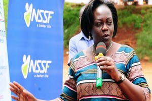 Déguisée, la ministre de la Santé ougandaise épingle des travailleurs médicaux corrompus