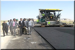 Le ministre de l'équipement et des transports visite des tronçons routiers à Nouakchott