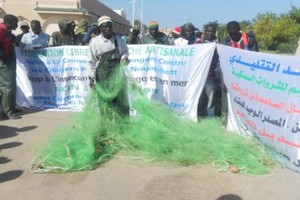 Sit in contre l’usage du monofilament des pêcheurs devant le MPEM