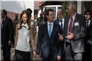 Esclavage : en tournée en Afrique, Valls écarte l'idée de réparations financières 