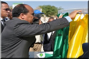  Le Président de la République supervise la cérémonie de pose de la première pierre d'une station d'énergie solaire à Nouakchott 