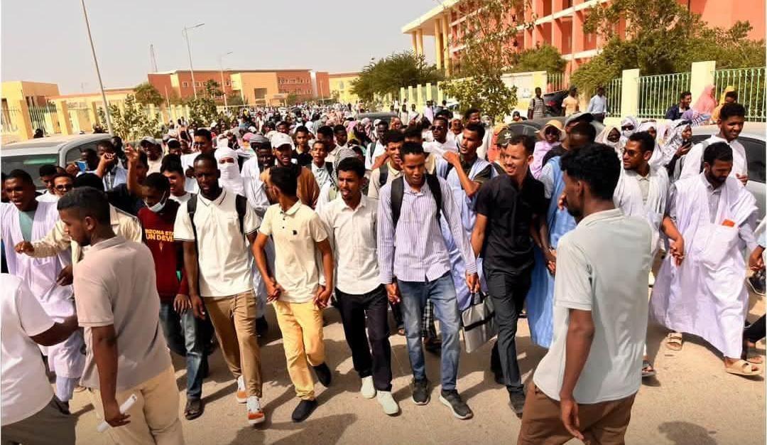Manifestations étudiantes à Nouakchott : la police fait usage de gaz lacrymogènes Manifestations étudiantes à Nouakchott : la police fait usage de gaz lacrymogènes INFOPLUS – Plusieurs établissements d’enseignement supérieur ont été le théâtre, ce lundi 26 octobre, de manifestations organisées par le Front étudiant pour la défense des droits et des acquis. Les protestataires dénoncent la dégradation des services universitaires et réclament une révision des nouvelles mesures relatives au transport, aux bourses et au logement. Les étudiants contestent notamment la suppression de plusieurs arrêts de bus et l’augmentation du prix du ticket, passé de 50 à 300 anciennes ouguiyas. Ils demandent également un accès élargi aux bourses, davantage de transparence dans leur attribution et une amélioration des capacités d’accueil des résidences et restaurants universitaires. La situation s’est tendue à la mi-journée au niveau de la gare routière du nouveau campus universitaire, où les forces antiémeutes ont dispersé les manifestants à l’aide de gaz lacrymogènes. Certains étudiants ont bloqué la circulation des bus et incendié un pneu, tandis que des vidéos diffusées sur les réseaux sociaux montrent des policiers poursuivant des manifestants. Ces tensions coïncident avec l’entrée en vigueur d’une réorganisation du transport universitaire, prévoyant la suppression de plusieurs dessertes traditionnelles au profit des bus à haut niveau de service (BHNS). De son côté, le ministère de l’Enseignement supérieur justifie ces mesures par l’augmentation des effectifs étudiants et la nécessité d’améliorer le transport. Il a annoncé un abonnement mensuel réduit à 5 000 anciennes ouguiyas, ainsi que la gratuité du transport pour les étudiants éligibles inscrits au registre social. Le Front étudiant, qui rassemble quatre organisations syndicales, affirme poursuivre sa mobilisation pour obtenir des réponses aux revendications des étudiants.