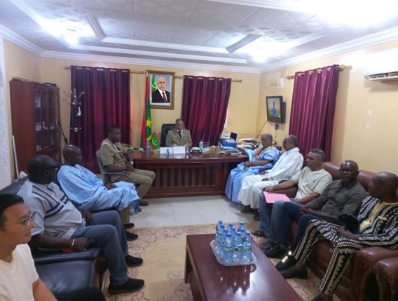 Le wali de l’Assaba se réunit avec une mission du projet d’interconnexion électrique entre la Mauritanie et le Mali pour accélérer le démarrage des travaux